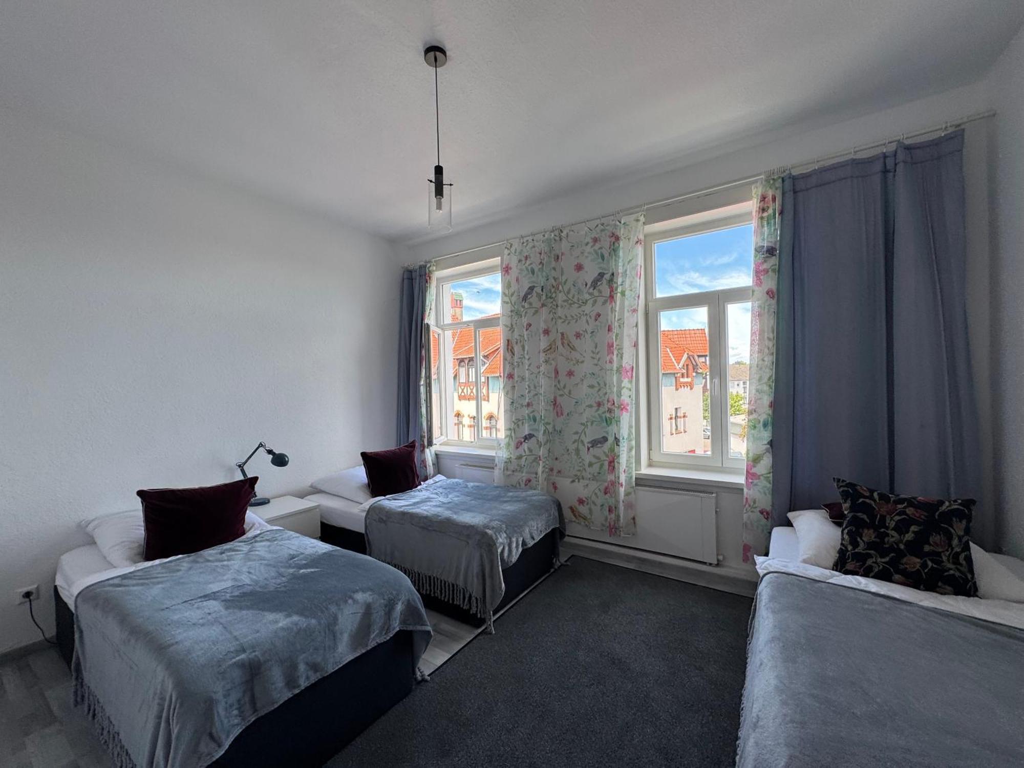 Moderne 4 Zimmer Apartment Mit Bergblick Stadtzentrum Contactless Check-In 吉赫敦 外观 照片