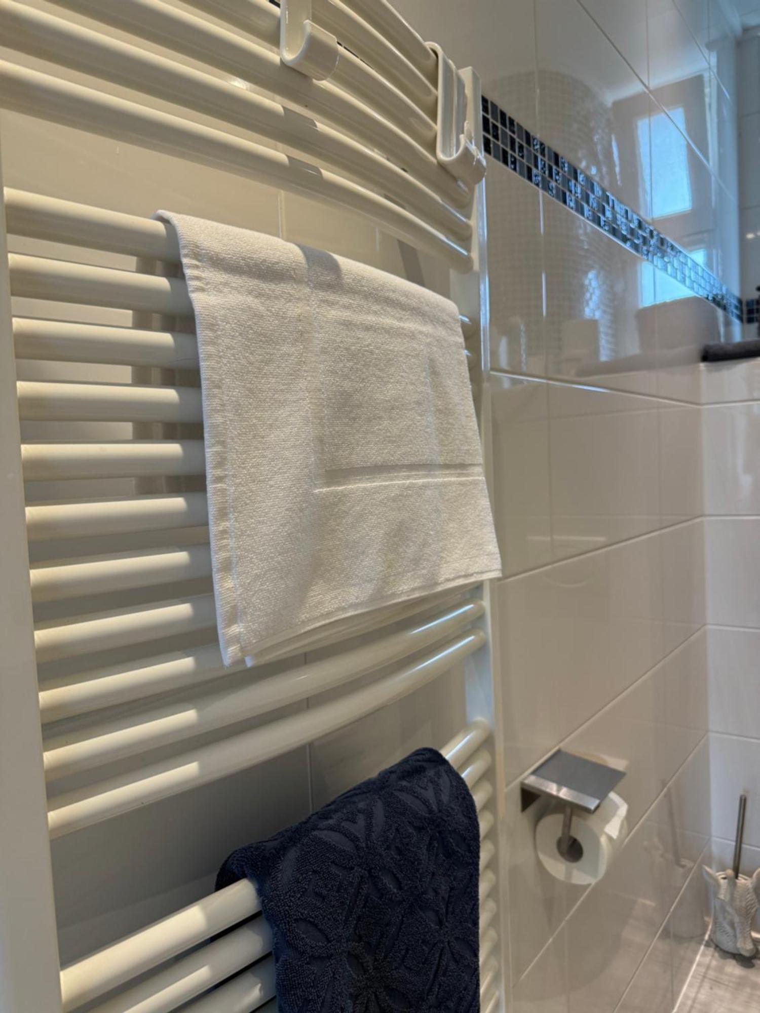 Moderne 4 Zimmer Apartment Mit Bergblick Stadtzentrum Contactless Check-In 吉赫敦 外观 照片