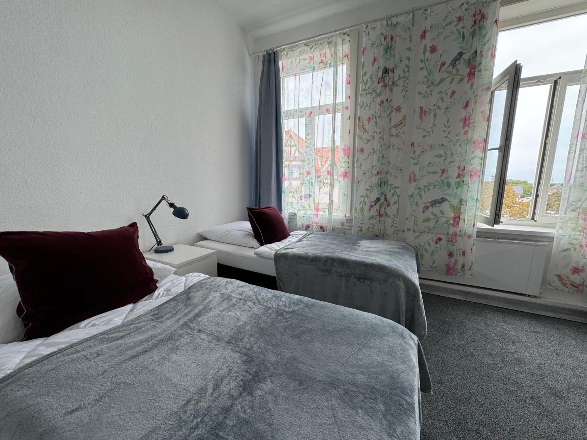 Moderne 4 Zimmer Apartment Mit Bergblick Stadtzentrum Contactless Check-In 吉赫敦 外观 照片
