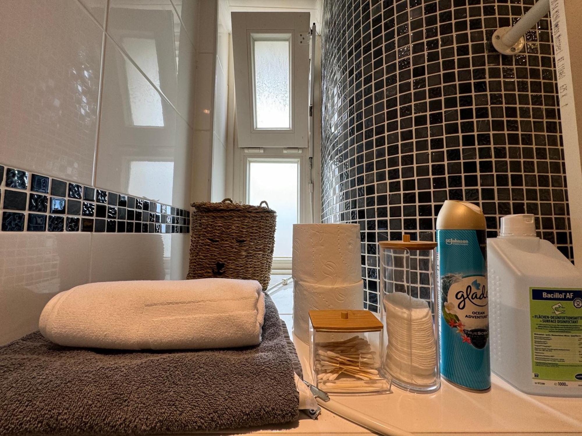 Moderne 4 Zimmer Apartment Mit Bergblick Stadtzentrum Contactless Check-In 吉赫敦 外观 照片